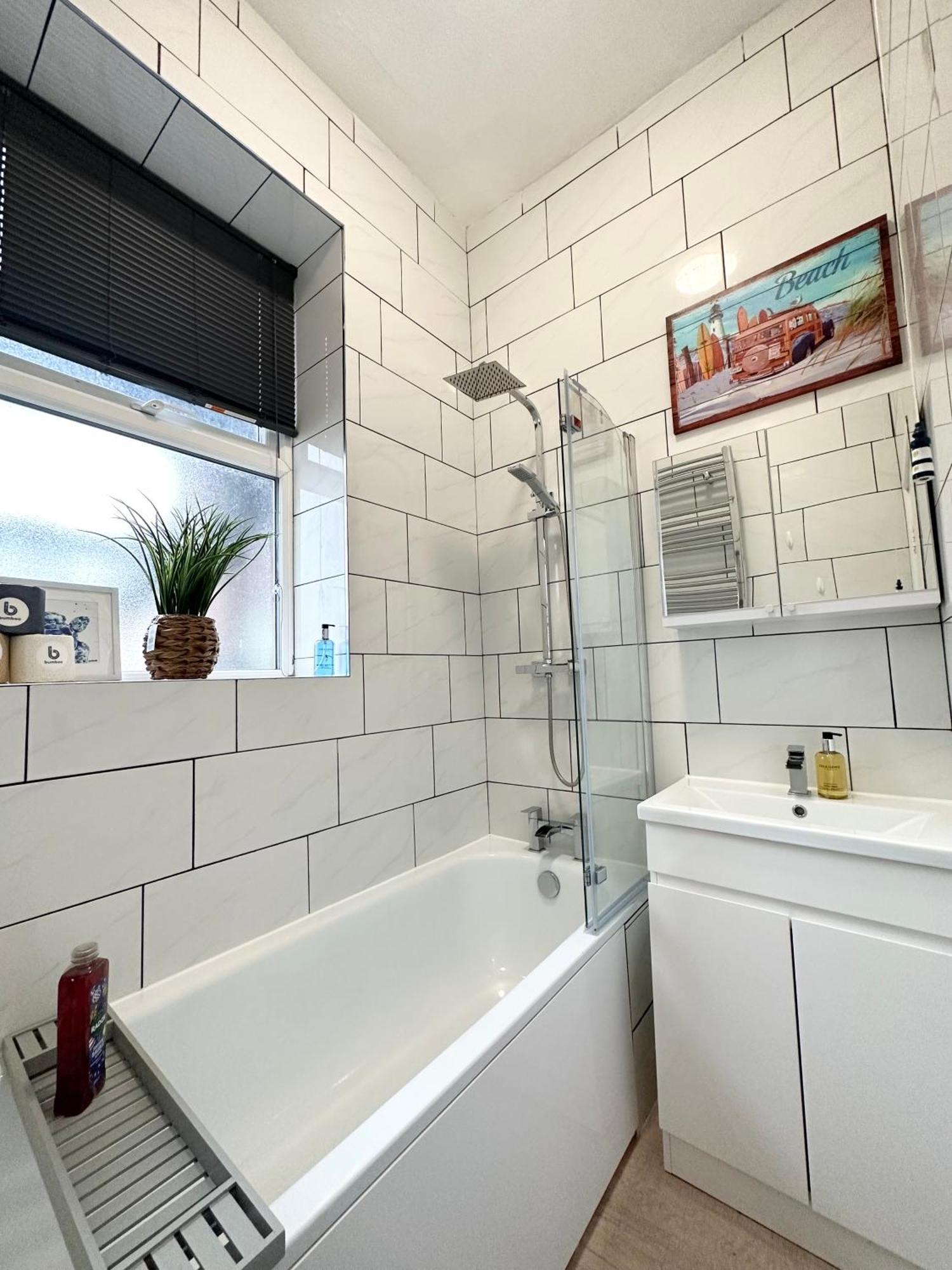 The City Surfer Apartment - By Coastline Retreats - Parking Included - Sleeps 5 - City Centre Μπόρνμουθ Εξωτερικό φωτογραφία