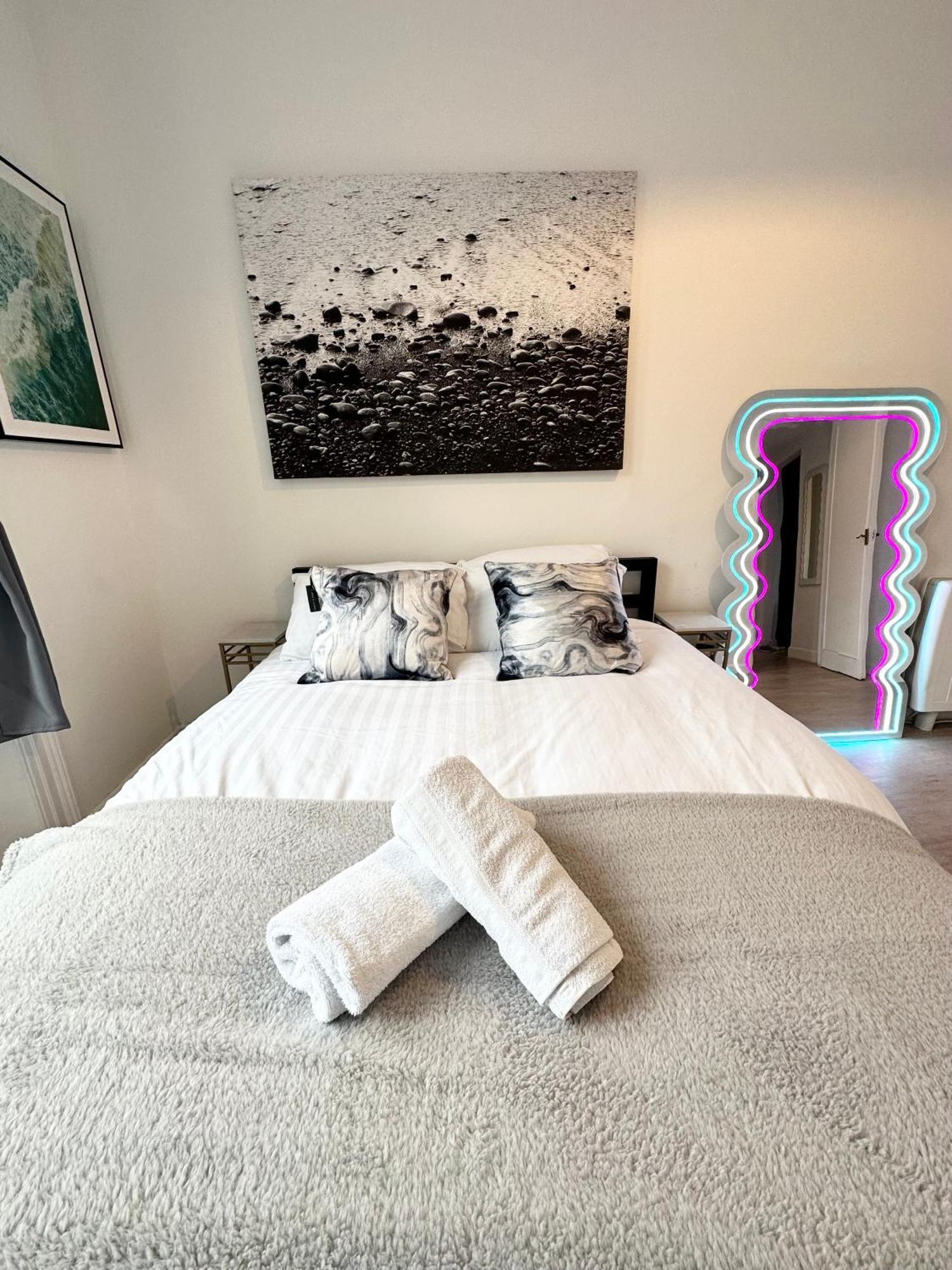 The City Surfer Apartment - By Coastline Retreats - Parking Included - Sleeps 5 - City Centre Μπόρνμουθ Εξωτερικό φωτογραφία