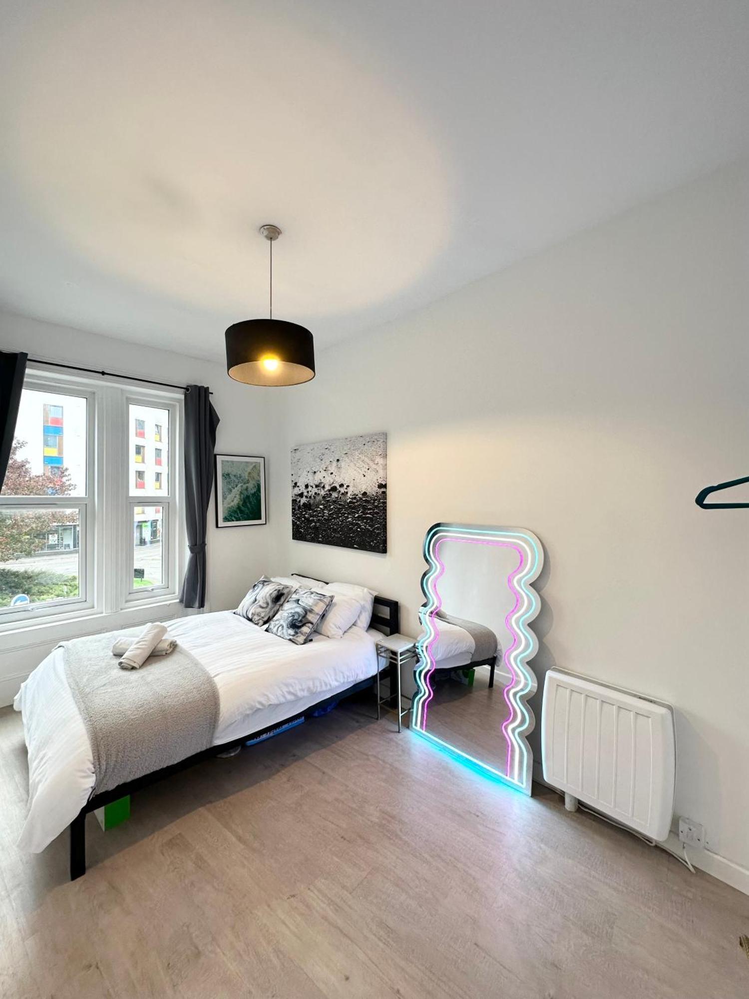 The City Surfer Apartment - By Coastline Retreats - Parking Included - Sleeps 5 - City Centre Μπόρνμουθ Εξωτερικό φωτογραφία