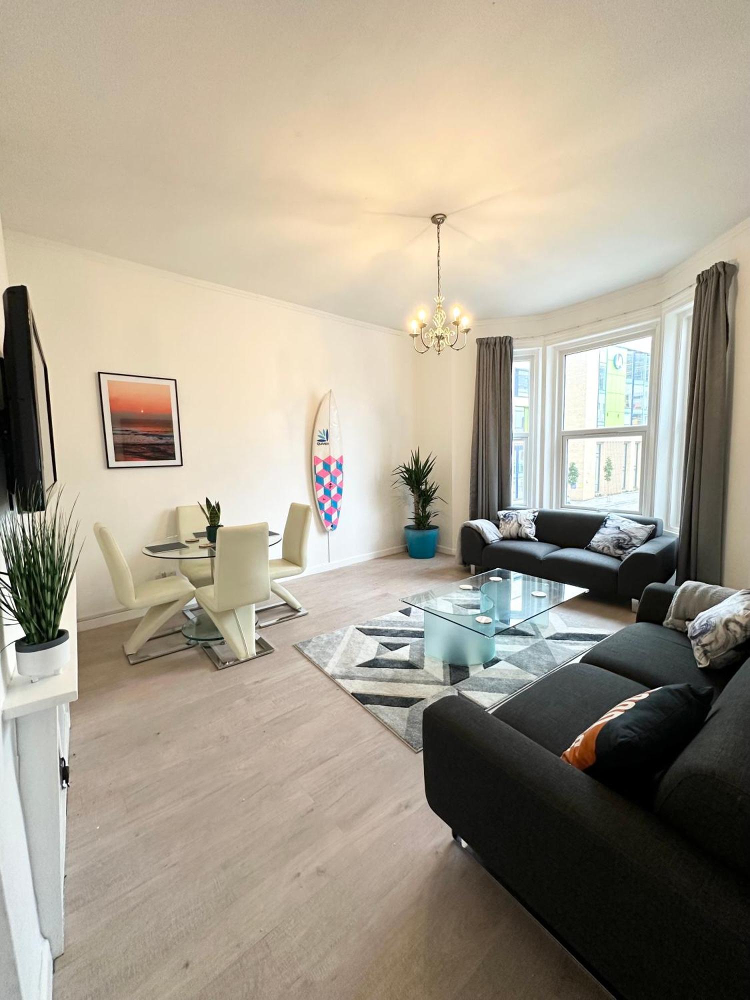 The City Surfer Apartment - By Coastline Retreats - Parking Included - Sleeps 5 - City Centre Μπόρνμουθ Εξωτερικό φωτογραφία