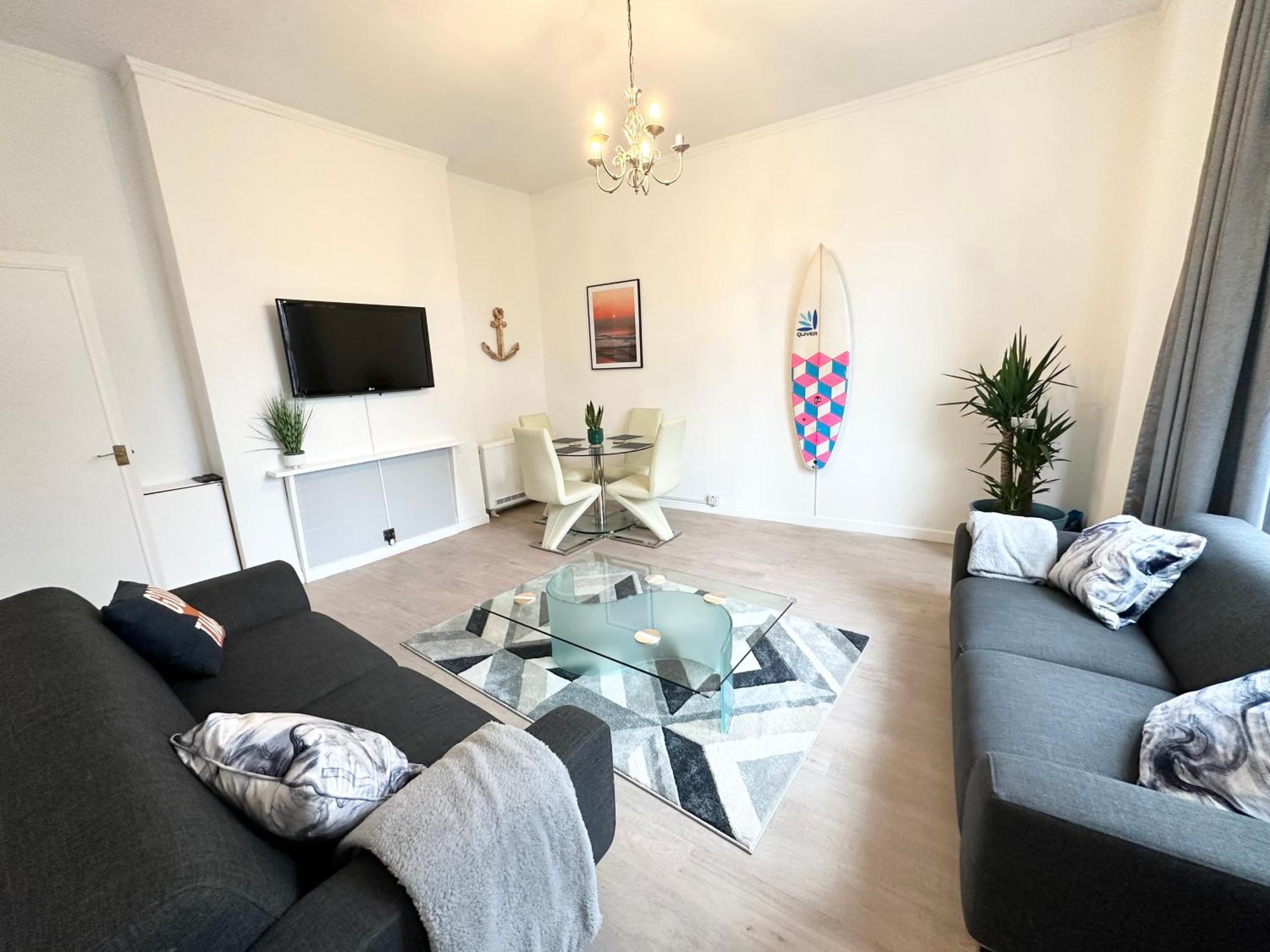 The City Surfer Apartment - By Coastline Retreats - Parking Included - Sleeps 5 - City Centre Μπόρνμουθ Εξωτερικό φωτογραφία